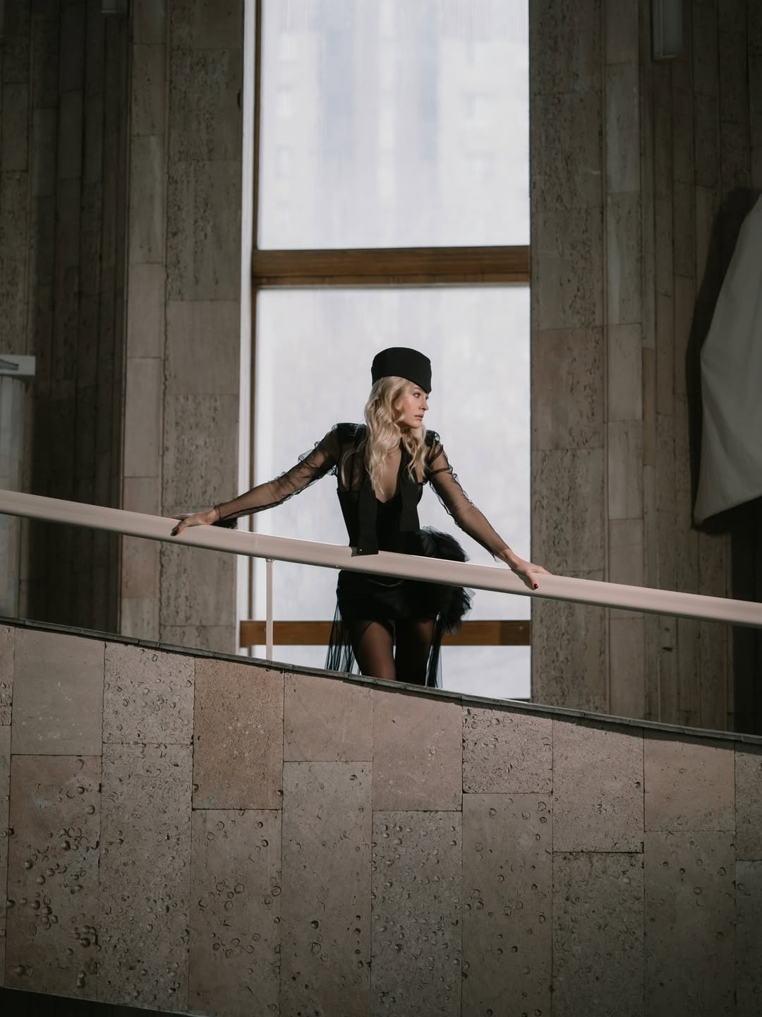 Корсет, вуаль і мілітарі: Цимбалару вразила новим total black образом